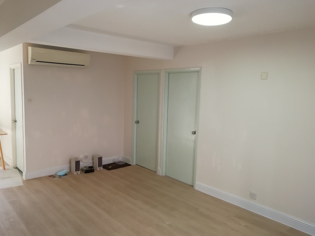 Commission-free village house and small entire building near Light Rail Station and West Rail with parking space. Contact: 160932035, Chung Shing63438491593603111