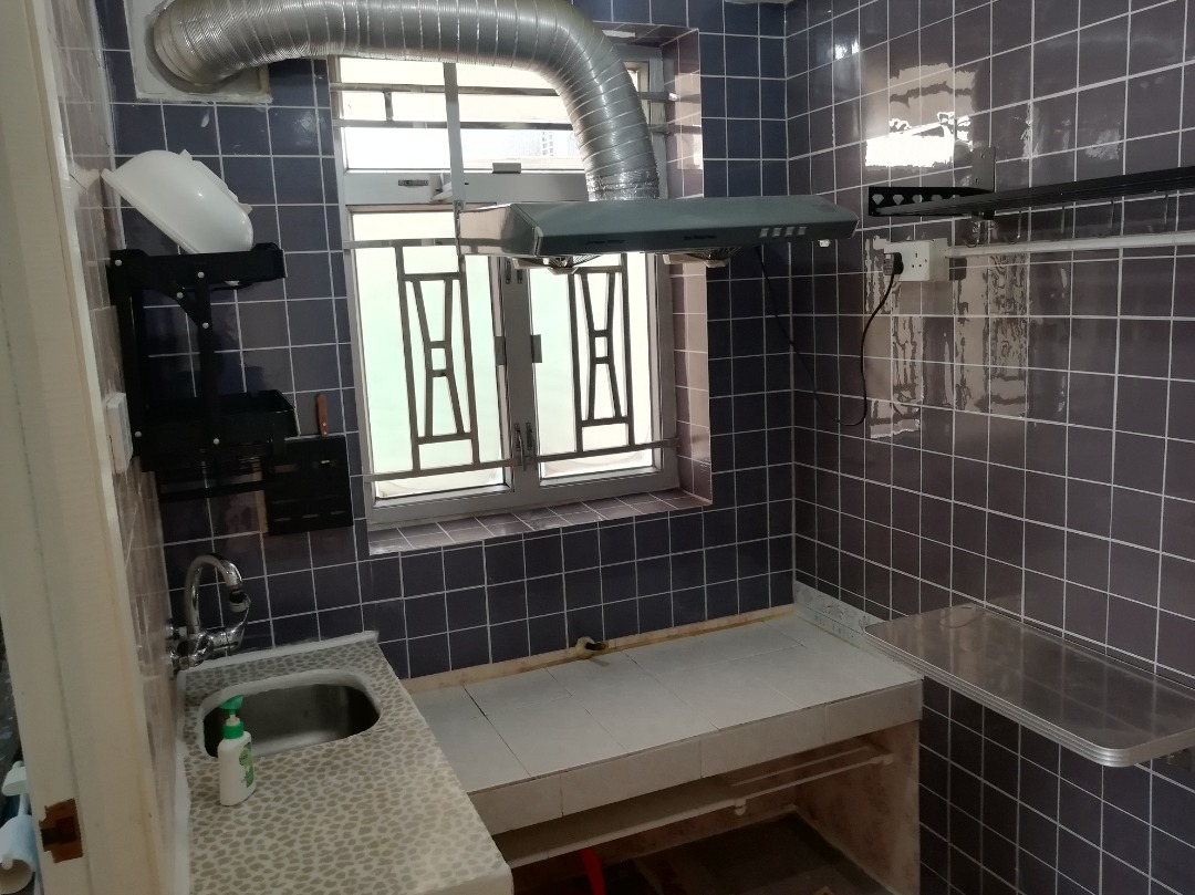 Commission-free village house and small entire building near Light Rail Station and West Rail with parking space. Contact: 160932035, Chung Shing63438491593603114