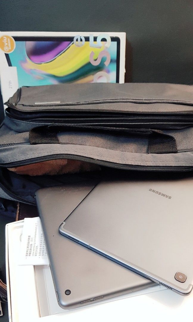 ASUS Laptop Travel Bag (Category: Laptops & Notebooks) located in Cavite. Submitted by jmy826 (Listing ID 1340587044, Image 3). Description: 🧡Preowned Travel Bag Brand: ☑ASUS 1,100 php Item condition and descriptions, Satisfactory bag upkeep and wear is almost unnoticeable. Still solid as new 👌 It is a 2 Large padded compartments bag can fit 15.7" laptop.. Has sub sections for your gadgets/accessories, and belongings.. Has trolley ready strap a