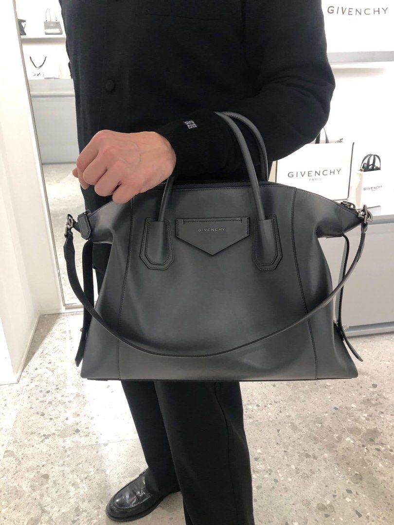 Bnew medium antigona selling low (Category: Luxury Bags & Wallets) located in Santa Ana. Submitted by astonandariana (Listing ID 1340615004, Image 1). Description: .