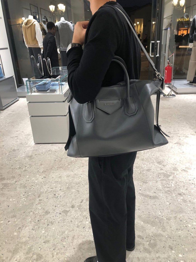 Bnew medium antigona selling low (Category: Luxury Bags & Wallets) located in Santa Ana. Submitted by astonandariana (Listing ID 1340615004, Image 2). Description: .