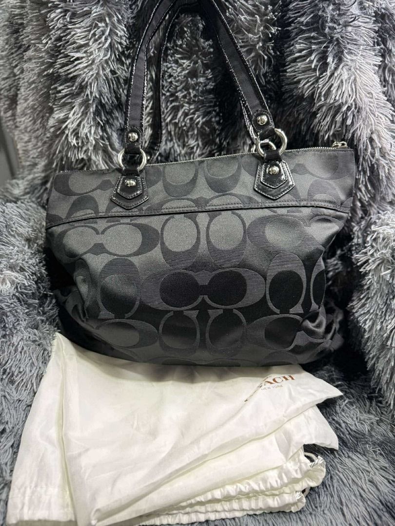 Coach Bag Black Shoulder (Category: Luxury Bags & Wallets) located in Las Pinas. Submitted by jhezzi (Listing ID 1340559715, Image 3). Description: Coach Bag Black Shoulder from Japan original. Las Piñas Location. Shipping shoulder of the buyer. Can be cash or Gcash. COD also can. .