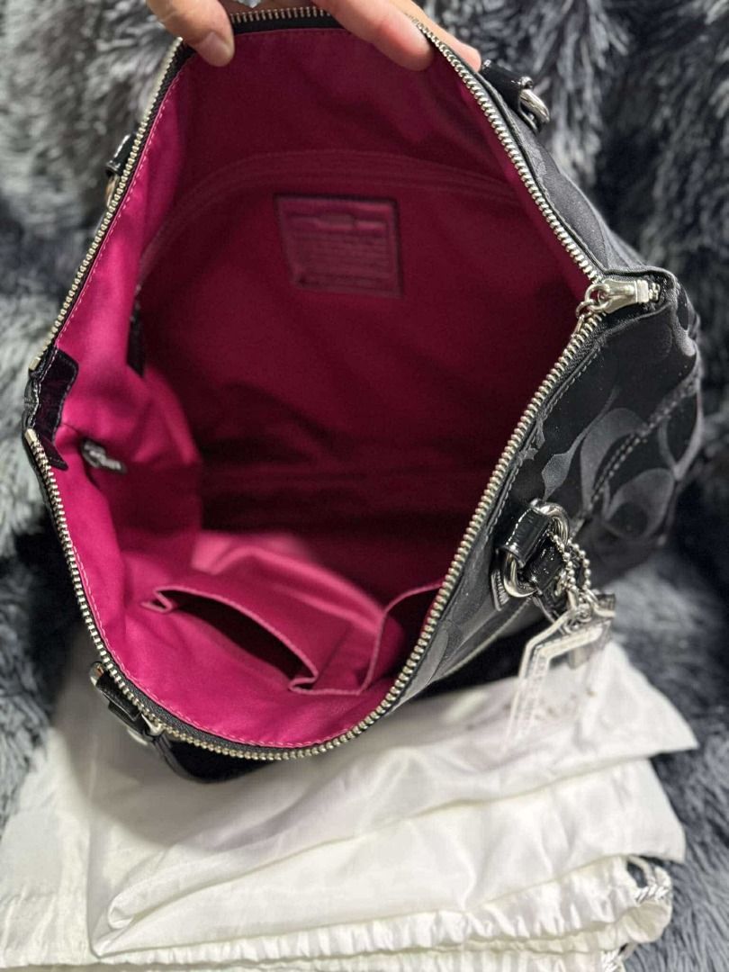 Coach Bag Black Shoulder (Category: Luxury Bags & Wallets) located in Las Pinas. Submitted by jhezzi (Listing ID 1340559715, Image 2). Description: Coach Bag Black Shoulder from Japan original. Las Piñas Location. Shipping shoulder of the buyer. Can be cash or Gcash. COD also can. .