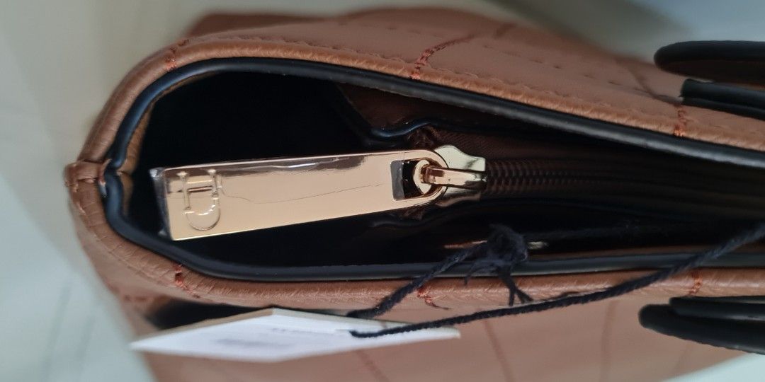 Dune London (Category: Luxury Bags & Wallets) located in Pasig City. Submitted by ustaq (Listing ID 1340485843, Image 3). Description: DUNE Tan plain pu stitch bag New. padala (personal item) No box but consider as new. nego. Dimensions: 38 cm x 27 cm x 20 cm check other pics : https://www.ajio.com/dune-london-dollis-slouchy-double-top-handle-bag/p/410289447_352 PM us for more details & questions PM us for actual video.