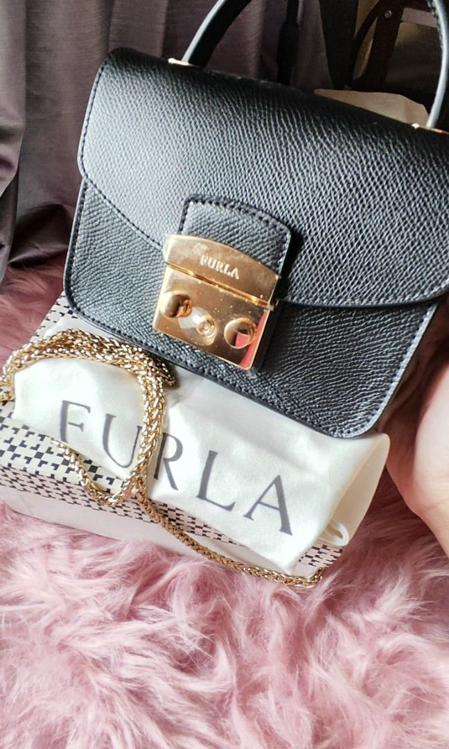 FURLA MINI METROPOLIS (Category: Luxury Bags & Wallets) located in Calamba. Submitted by starseed_lightworker (Listing ID 1340509833, Image 3). Description: Decluttering.used twice. may plastic pa mga hardwares. almost brand new condition. 9.9/10. with box and dust bag..