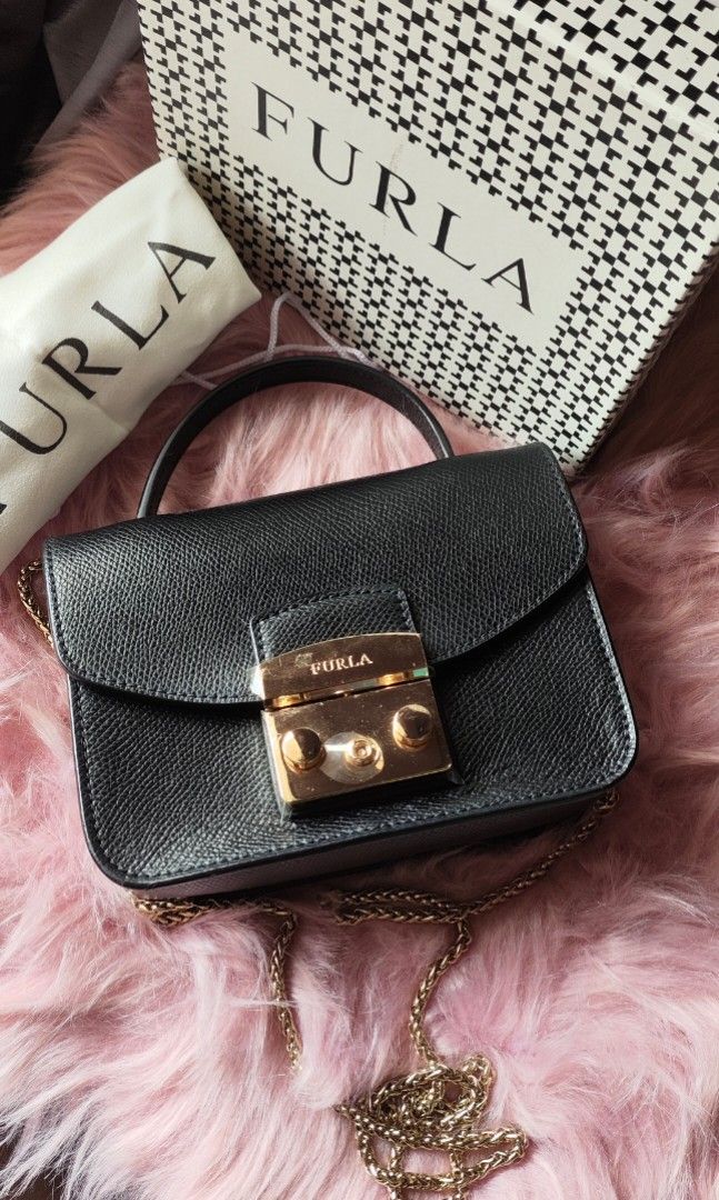 FURLA MINI METROPOLIS (Category: Luxury Bags & Wallets) located in Calamba. Submitted by starseed_lightworker (Listing ID 1340509833, Image 1). Description: Decluttering.used twice. may plastic pa mga hardwares. almost brand new condition. 9.9/10. with box and dust bag..