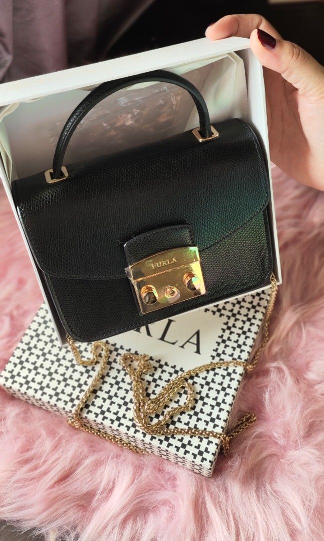 FURLA MINI METROPOLIS (Category: Luxury Bags & Wallets) located in Calamba. Submitted by starseed_lightworker (Listing ID 1340509833, Image 2). Description: Decluttering.used twice. may plastic pa mga hardwares. almost brand new condition. 9.9/10. with box and dust bag..