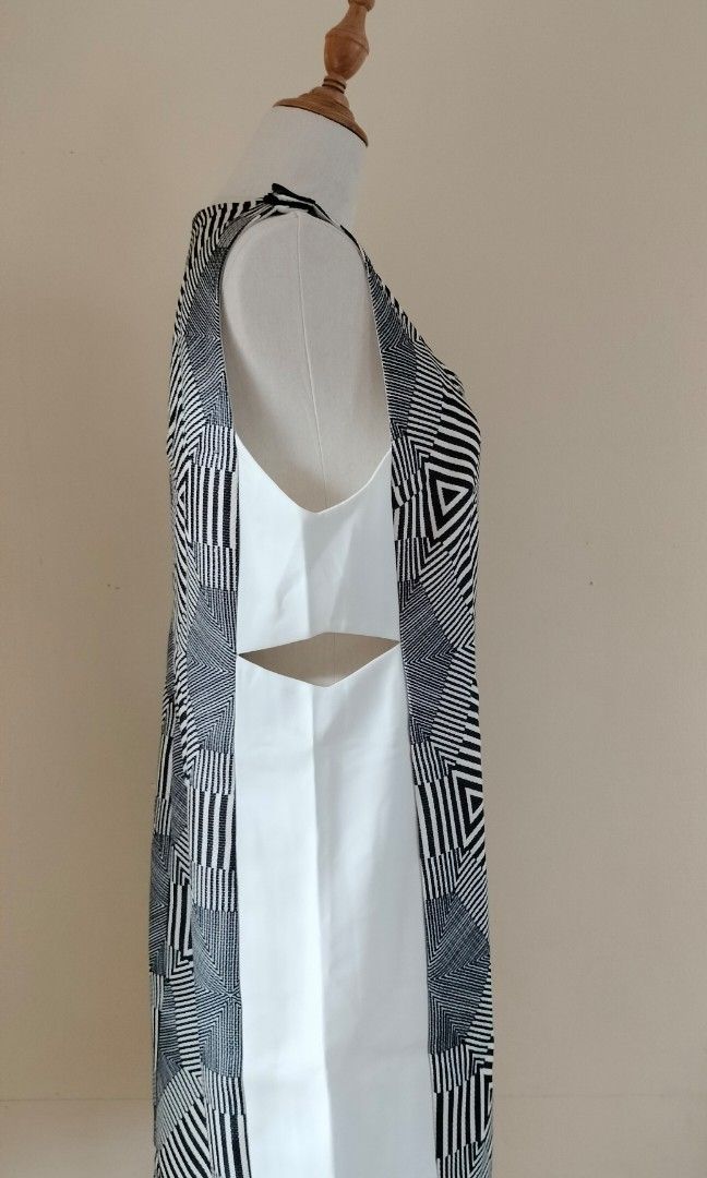 V-neck w/ geometric pattern and cut out side dress (Category: Dresses) located in Quezon City. Submitted by iciafvf (Listing ID 1340563962, Image 2). Description: Adely Rae carried by Nordstrom Power dressing for the corporate mtg. Peekaboo side panels Fabric: polyester and crepe Measurement: Waist - 46cm Bust- 48cm Length - 88cm Minor flaw can be seen in one of the picture (thread run) SF c/o buyer MOP: Gcash or Bank Transfer For additional inqu
