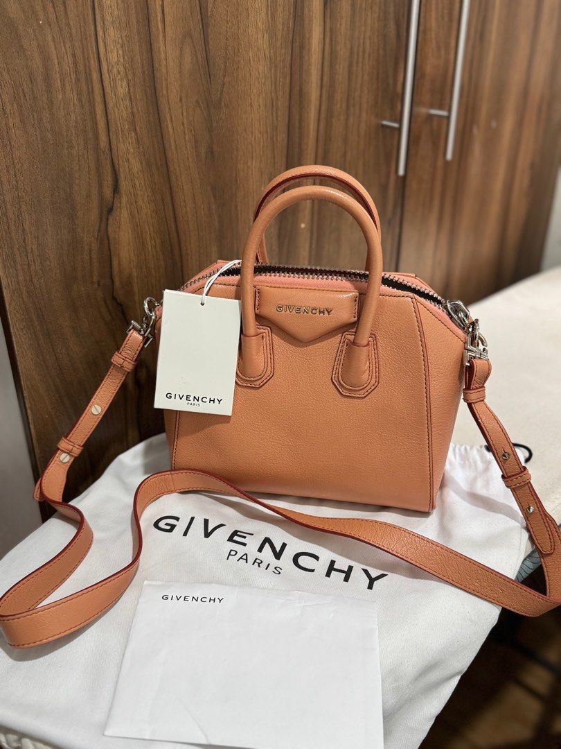 Givenchy Antigona (Category: Luxury Bags & Wallets) located in Baguio. Submitted by saymineexchange (Listing ID 1340490827, Image 2). Description: .