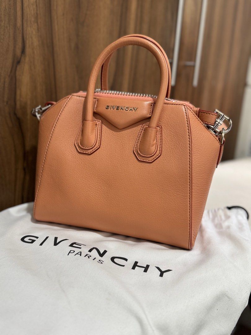 Givenchy Antigona (Category: Luxury Bags & Wallets) located in Baguio. Submitted by saymineexchange (Listing ID 1340490827, Image 1). Description: .