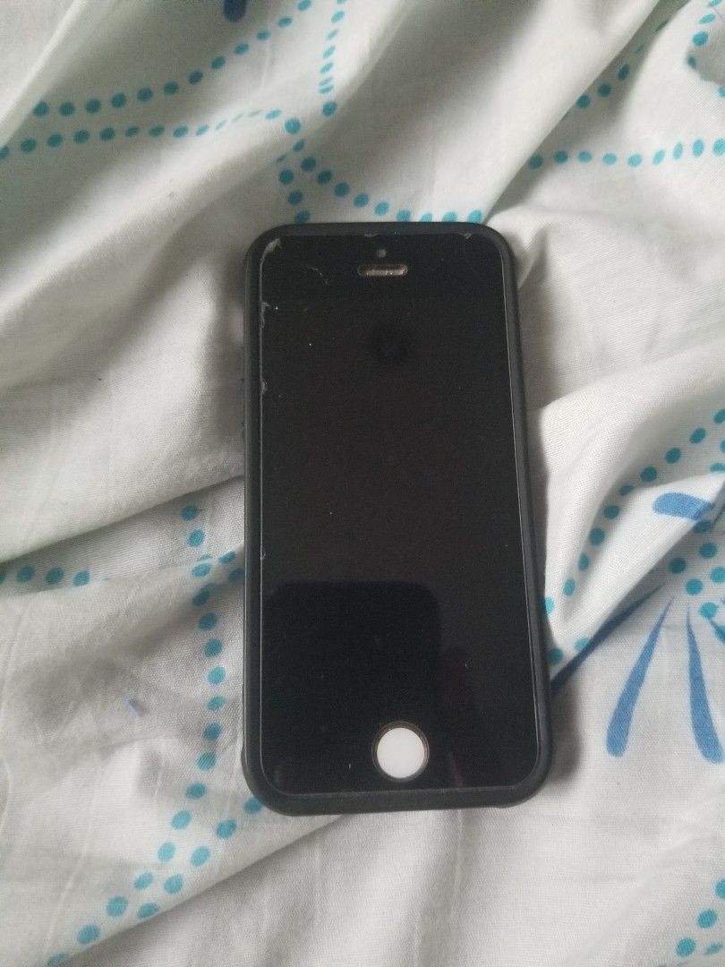 Old iPhone se (Category: iPhone SE Series) located in Paranaque City. Submitted by showboat (Listing ID 1340668559, Image 2). Description: issue all buttons needs to be replaced other wise working.