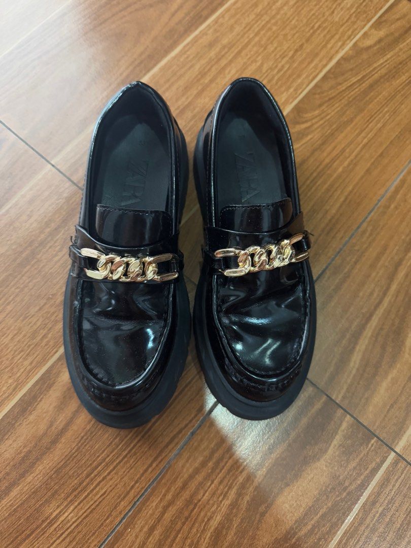 Preloved Zara Kid's Shoes (Category: Casual Shoes) located in Mandaluyong City. Submitted by ashley010 (Listing ID 1340503137, Image 1). Description: Original from Zara saglit lang po nagamit sa school. Rfs: hindi na kasya ☺️.