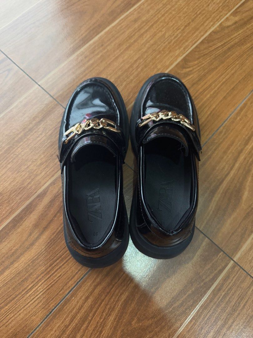 Preloved Zara Kid's Shoes (Category: Casual Shoes) located in Mandaluyong City. Submitted by ashley010 (Listing ID 1340503137, Image 2). Description: Original from Zara saglit lang po nagamit sa school. Rfs: hindi na kasya ☺️.