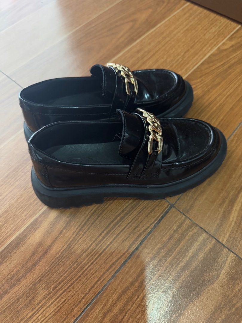 Preloved Zara Kid's Shoes (Category: Casual Shoes) located in Mandaluyong City. Submitted by ashley010 (Listing ID 1340503137, Image 3). Description: Original from Zara saglit lang po nagamit sa school. Rfs: hindi na kasya ☺️.