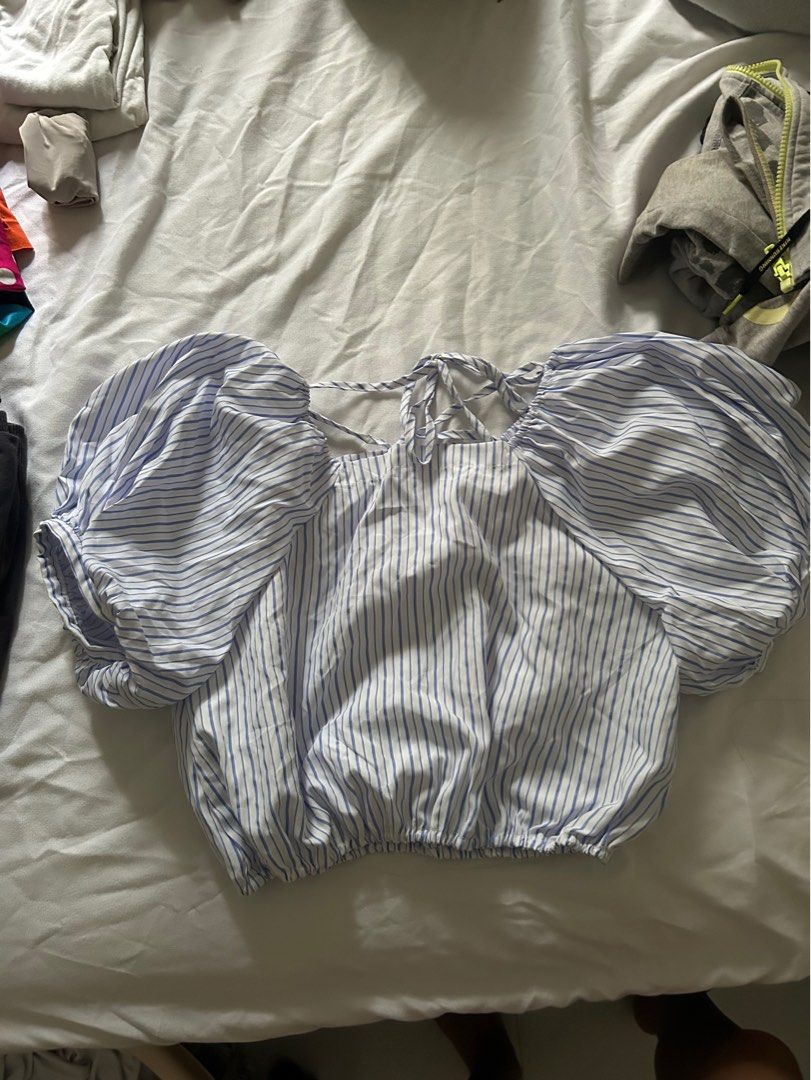 puffed sleeves cropped top (Category: Blouses) located in Santo Niño. Submitted by starrin (Listing ID 1340539118, Image 1). Description: used once.