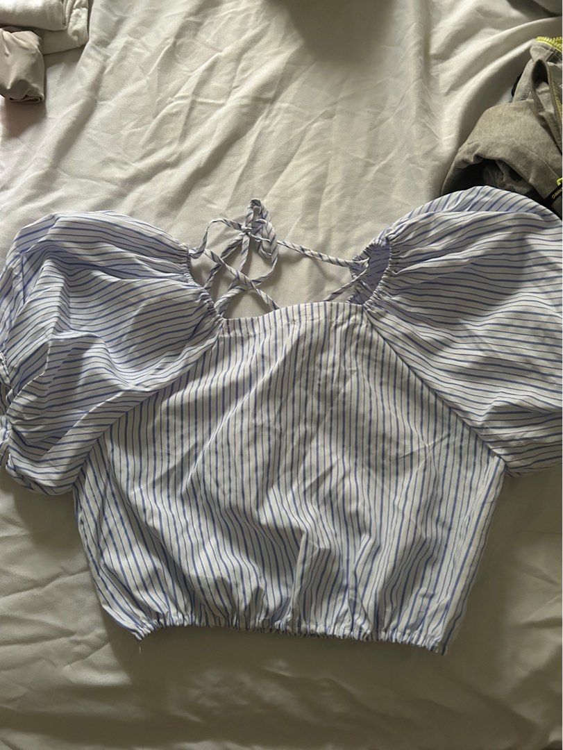 puffed sleeves cropped top (Category: Blouses) located in Santo Niño. Submitted by starrin (Listing ID 1340539118, Image 2). Description: used once.