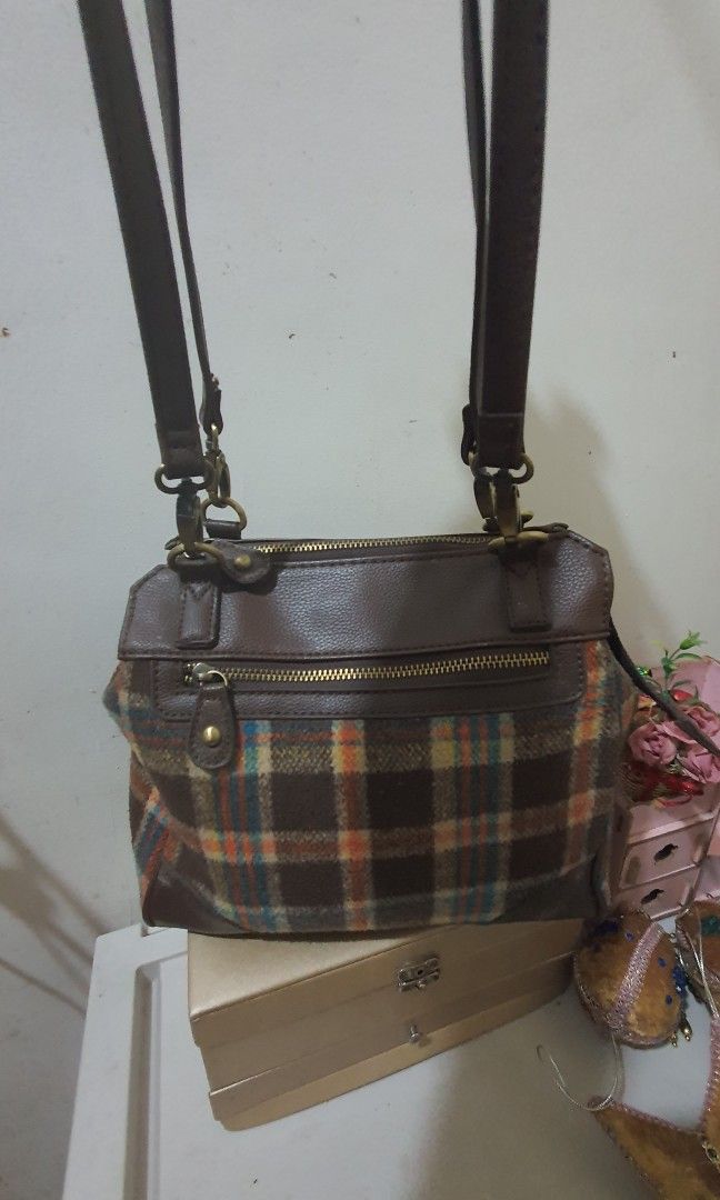 Sling bag (Category: Shoulder Bags) located in Paranaque City. Submitted by jhingpreloveditems (Listing ID 1340647508, Image 1). Description: no flaws needs cleaning lang medium size matibay.