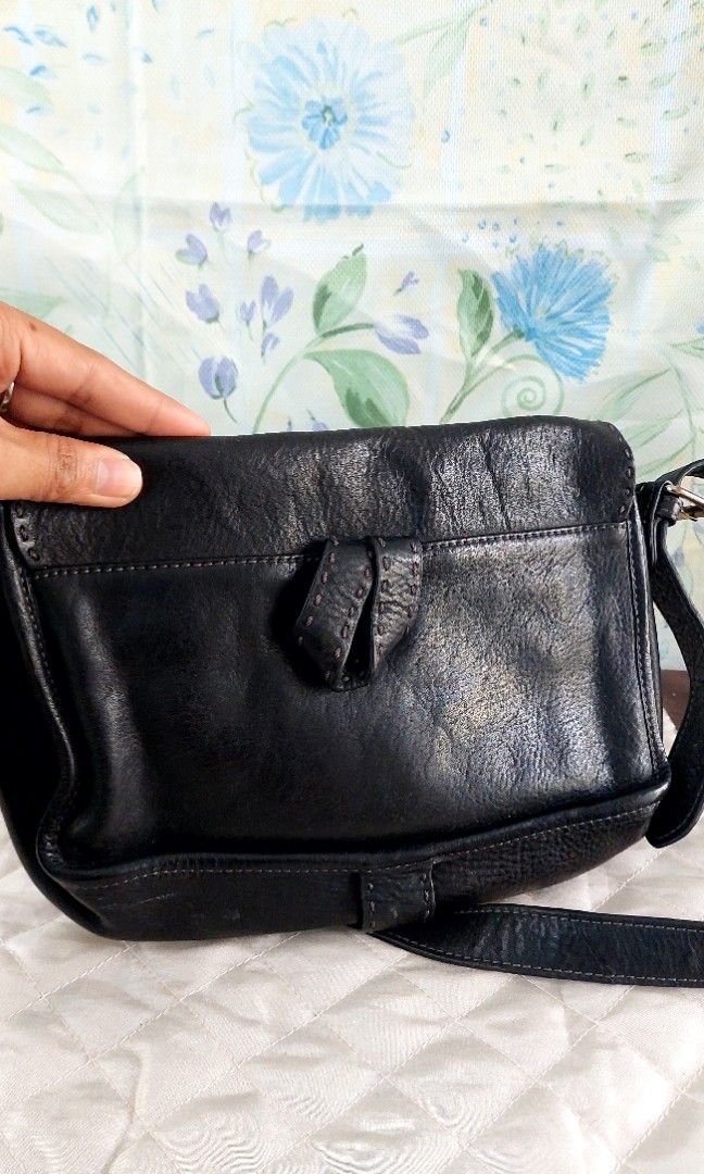 Ted baker london (Category: Luxury Bags & Wallets) located in Santa Maria. Submitted by mikavillaflor4 (Listing ID 1340518043, Image 3). Description: ukay source in good condition details posted no major issue.