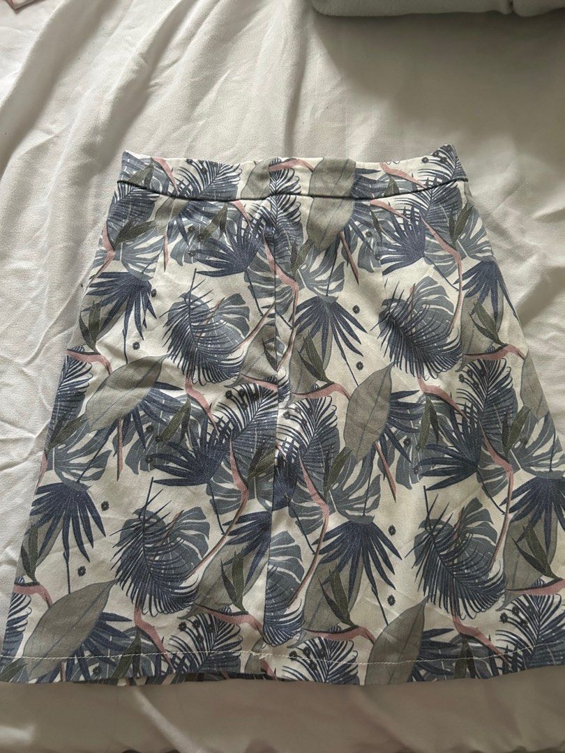 tropical vibes short skirt (Category: Skirts) located in Santo Niño. Submitted by starrin (Listing ID 1340540214, Image 2). Description: .