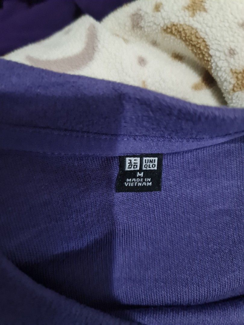 Uniqlo micro fleece heattech baselayer (Category: Coats, Jackets and Outerwear) located in Mandaluyong City. Submitted by heatgear (Listing ID 1340500651, Image 2). Description: issue yellow stain slightly not noticeable good condition M on tag dimensions L 24 w 18 200 + sf loc mandaluyong.