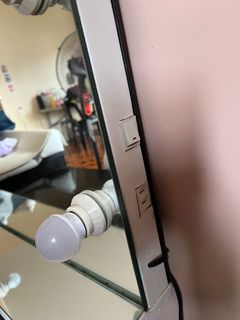 VANITY MAKEUP MIRROR WITH BULB