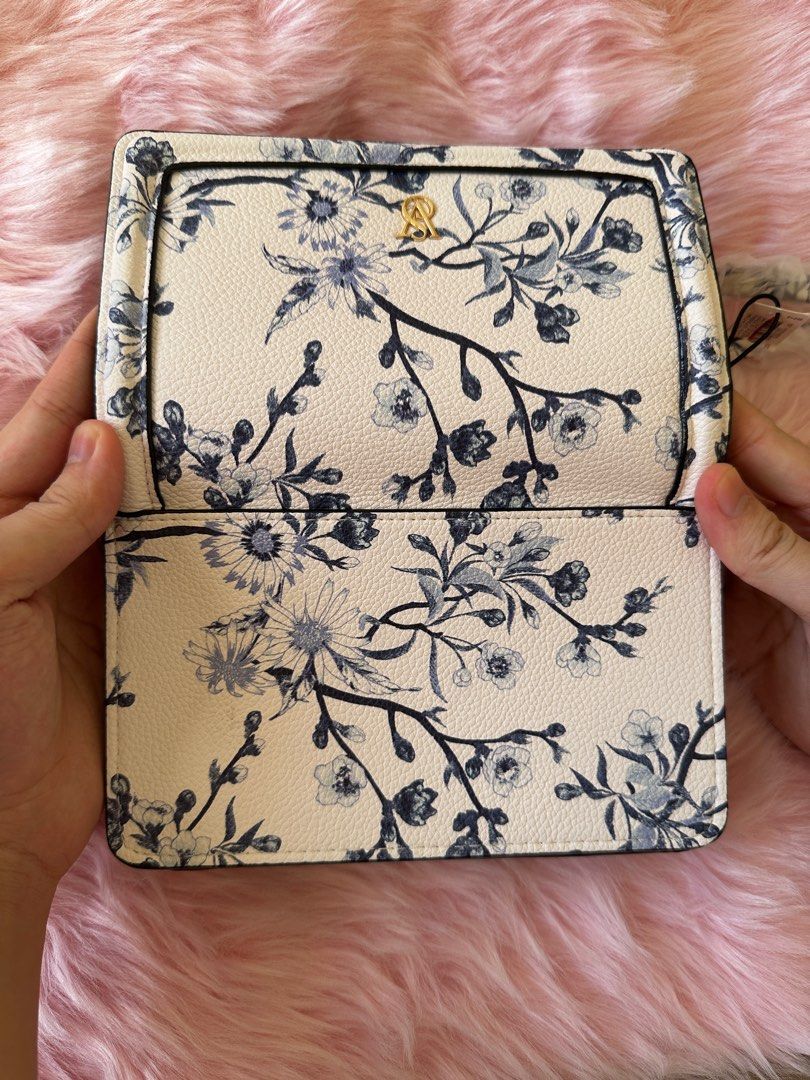 victoria secret wristlet/ wallet (Category: Purses & Pouches) located in Cainta. Submitted by cezsf (Listing ID 1340530341, Image 2). Description: brandnew wristlet / wallet bought in US size indicated sa picture SF shoulder by the buyer .