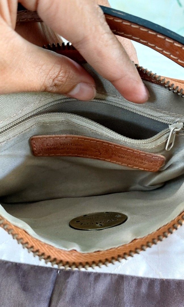 Vinatage Il bisonte mini sling (Category: Luxury Bags & Wallets) located in Santa Maria. Submitted by mikavillaflor4 (Listing ID 1340512988, Image 3). Description: ukay source details posted in good condition. vintage.