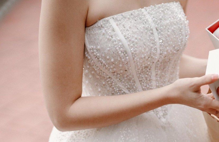 Wedding Gown for Rent (Category: Evening dresses & gowns) located in Mandaluyong City. Submitted by bleu_decluttering (Listing ID 1340590399, Image 2). Description: Rent price: ₱ 2,500 (3 days) Security deposit: ₱ 2,000 (refundable upon return without damage or issues) Wedding Gown Description: •Can fit small to medium size since its corset and has adjustable size at the back. •Tube Corset Type • with built in bra already •Semi Balloon Gown (can 