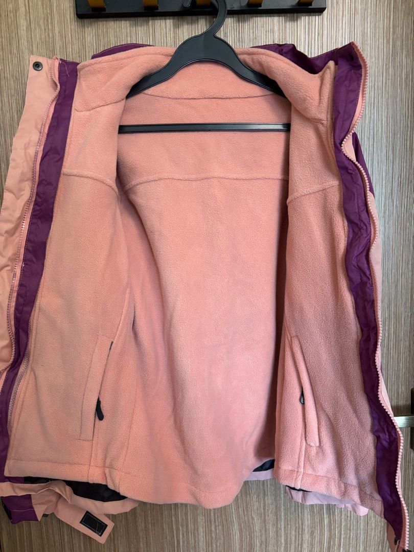 Winter Jacket (Category: Coats, Jackets and Outerwear) located in Singapore. Submitted by sandar199e (Listing ID 1340506901, Image 2). Description: Able to fit 45-55kg. Bought it on 11/11 Sale. Rush buy, not able to fit me. Meant to be Minus weather. Waterproof, wind proof , thickened with Fleece Brand new with Price Tag on Come with detachable Cap Got inner Fleece as well Letting go for $50 Self arrange pick up or self pick up pls 📦Can convenie