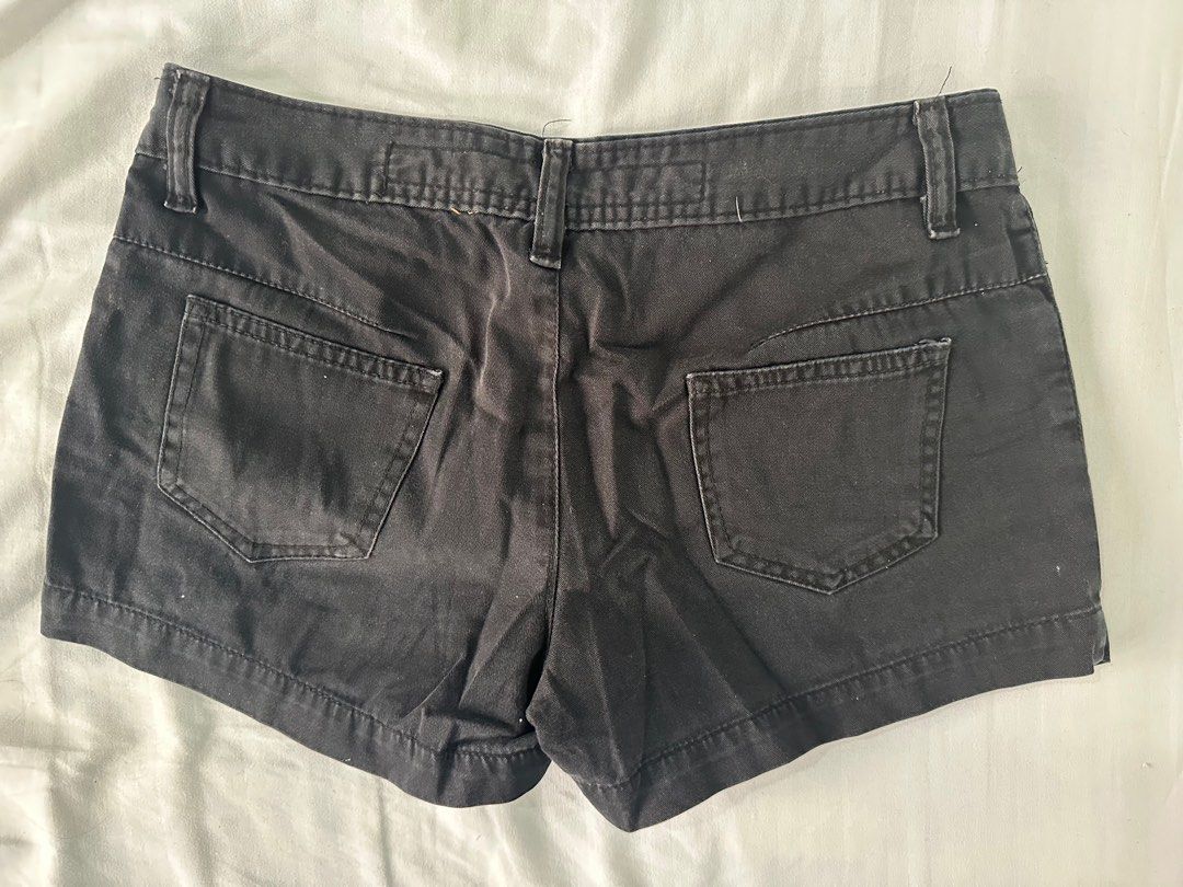 Abercombie and Fitch Black Shorts (Category: Shorts) located in Marikina City. Submitted by retailr (Listing ID 1340720477, Image 3). Description: Looking for some Y2k options? Who says it better than Abercombie and Fitch?! A pair of lack shorts with a cute white animal stitching on the bottom! 100% Cotton Size: Fits XS-M RFS: Too small for me :( .