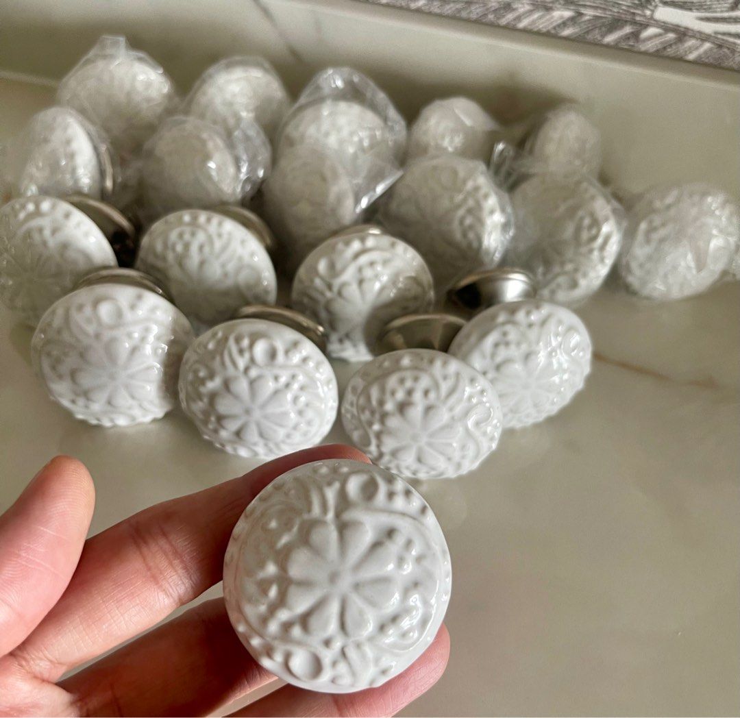 Ceramic Knobs (Category: Home Improvement Tools & Accessories) located in Singapore. Submitted by ritadee71 (Listing ID 1340740126, Image 3). Description: Beautiful ceramic knobs for adding some colour to your old wardrobes … $5 each Pick up from Marine Parade .
