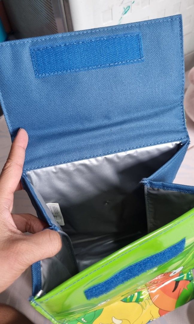 Dinosaur Insulated Lunch Bag (Category: Other Babies Going Out Needs) located in Quezon City. Submitted by leafgo.ph (Listing ID 1340698731, Image 2). Description: - no issues - may pangalan sa hawakan.