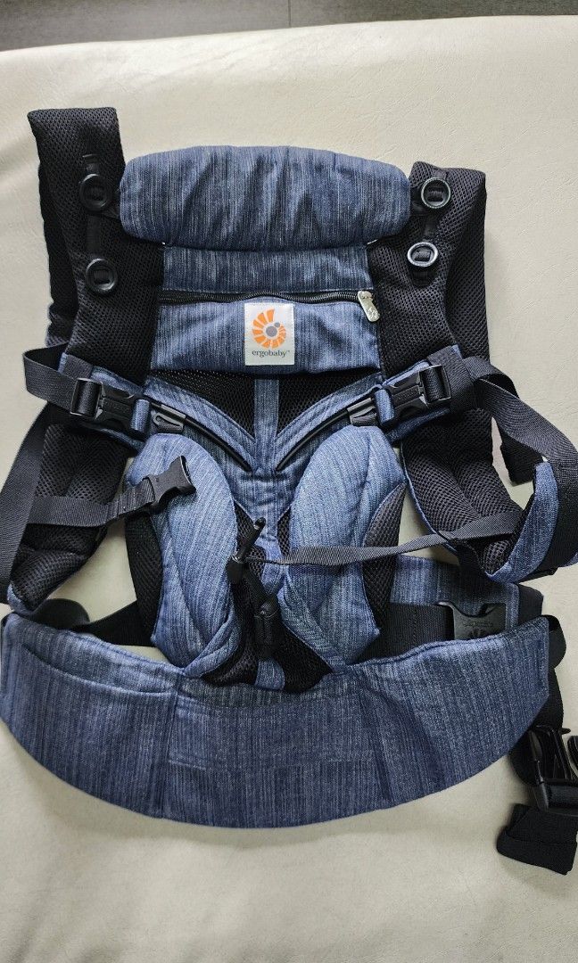 Ergobaby 360 Omni weave (Category: Carriers & Slings) located in San Pedro. Submitted by angela.reyes26 (Listing ID 1340732375, Image 1). Description: Ergobaby 360 Omni weave Lightly used lang po. Wala flaws or sira. May signs of use pero hindi naman noticeable Washed na po. RFS:Ayaw na ni baby sa carrier, mas gusto niya sa stroller..