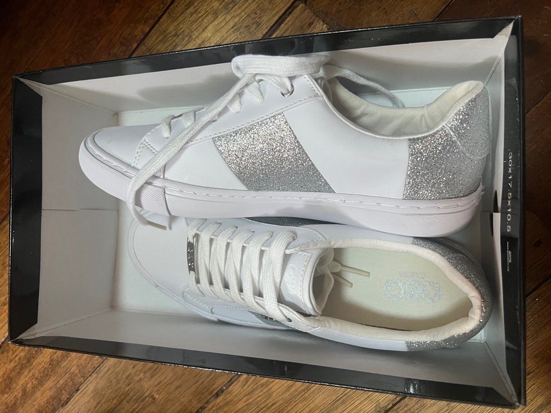 Guess sneakers Bnew in box (Category: Sneakers) located in Muntinlupa City. Submitted by goblinsbrideph (Listing ID 1340731871, Image 2). Description: 7.5 womens Brand new in box.