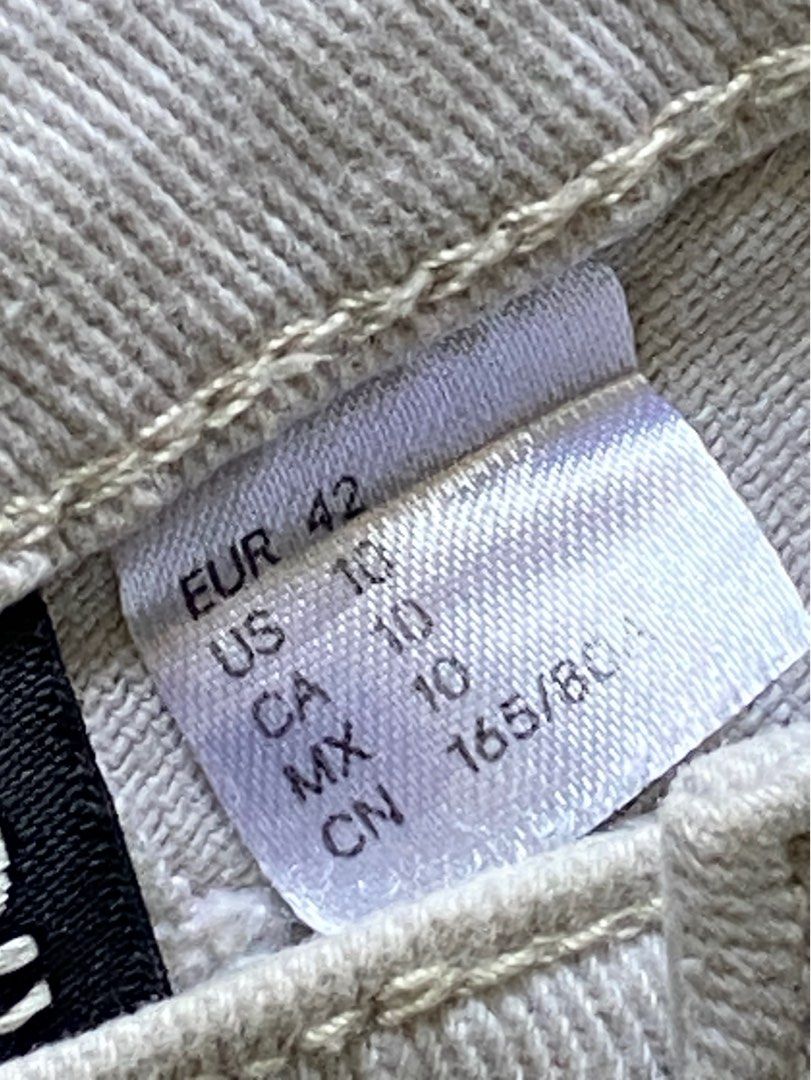 H&M Y2K Light Grey Bootcut Flared Jeans (Category: Jeans) located in Rizal. Submitted by declu77er (Listing ID 1340707817, Image 3). Description: Waist: 30-31 US 10 Rarely worn (About 2-3 times lang) No when worn Rfs: Too big on me .
