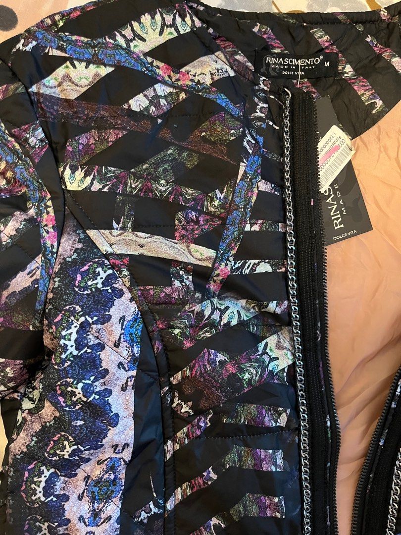 Jacket （分類：外套及戶外衣服）位於 Hong Kong。 由 beeeee18 提交（商品編號 1340765928，圖片 3）。簡介： New with tag . Rinascimento Dolce Vita jacket Made from Italy . Medium size . 。