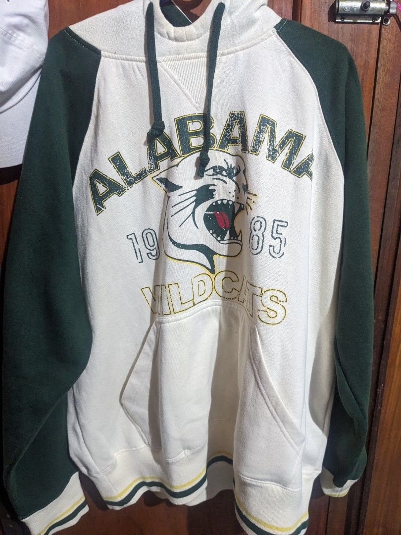 Hoodie and Newbalance Cap (Category: Coats, Jackets and Outerwear) located in Ballesteros. Submitted by lazpaul (Listing ID 1340810898, Image 1). Description: Reefer Hoodie Large New Balance Cap Free M&S Shoal Meet up Tuguegarao/Ilocos Norte or for Shipping.
