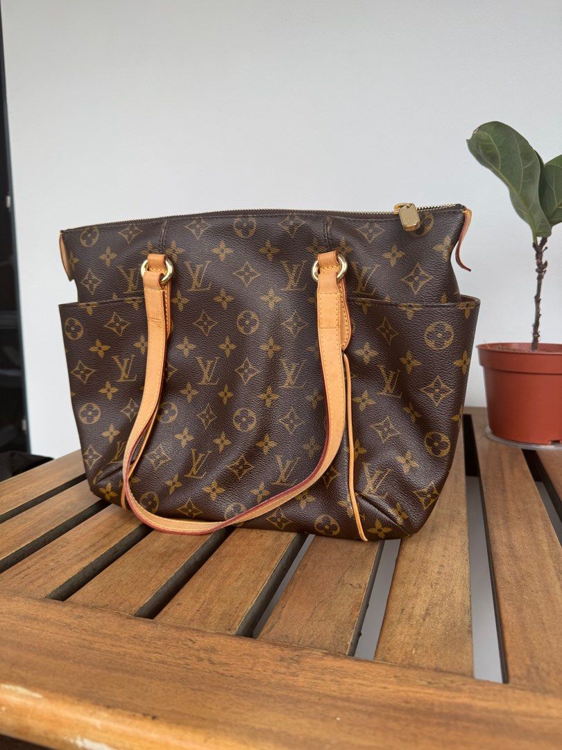 Louis Vuitton Totally PM (Category: Luxury Bags & Wallets) located in Las Pinas. Submitted by thriftedchild (Listing ID 1340792868, Image 1). Description: Complete with dust bag.