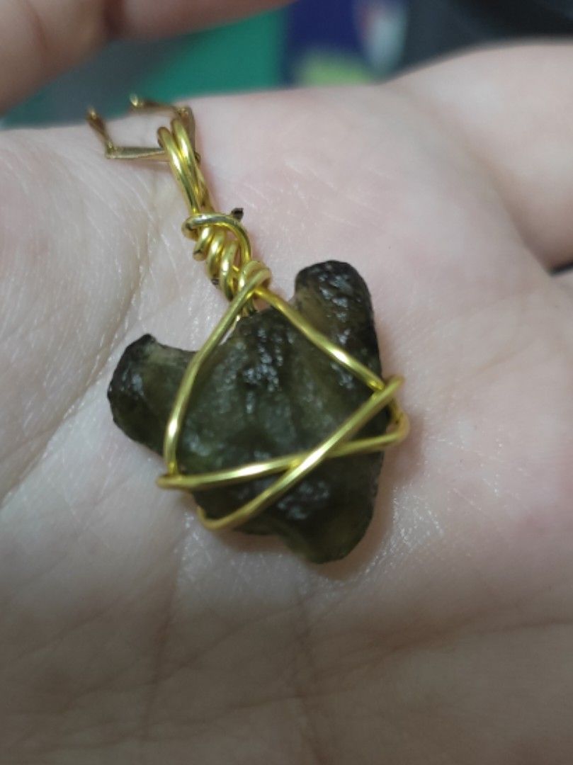 Moldavite pendant. (.85g) Check description box for more info. (Category: Charms) located in Cavite. Submitted by archivesnishei (Listing ID 1340813569, Image 1). Description: Moldavite pendant this piece is pretty big, I think nasa around .85 grams siya. The chain is not included po. pm for more deets :) Moldavite is known as the 'stone of transformation' and its high vibration energy is believed to greatly accelerate spiritual growth and evolut
