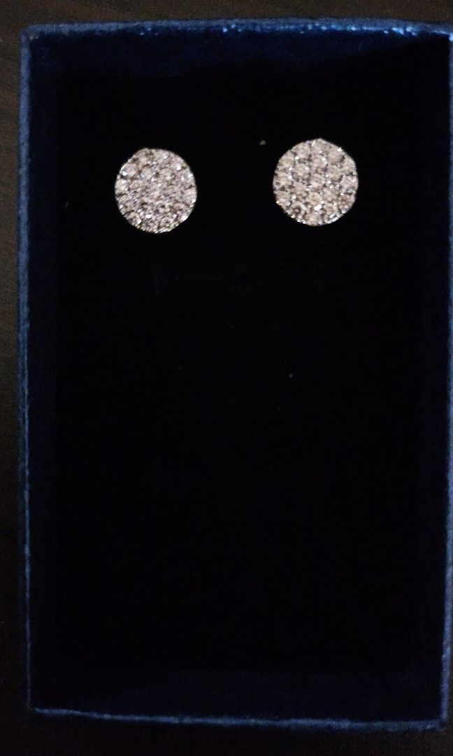 NATURAL DIAMOND 4 CARAT FACE ILLUSION EARRINGS (Category: Earrings) located in Muntinlupa City. Submitted by HHP88 (Listing ID 1340779913, Image 3). Description: Natural Diamonds illusion 5 carat face in 18k white gold high quality diamonds so sparkly white and shiny big stones not only titus see other jewelries listed.