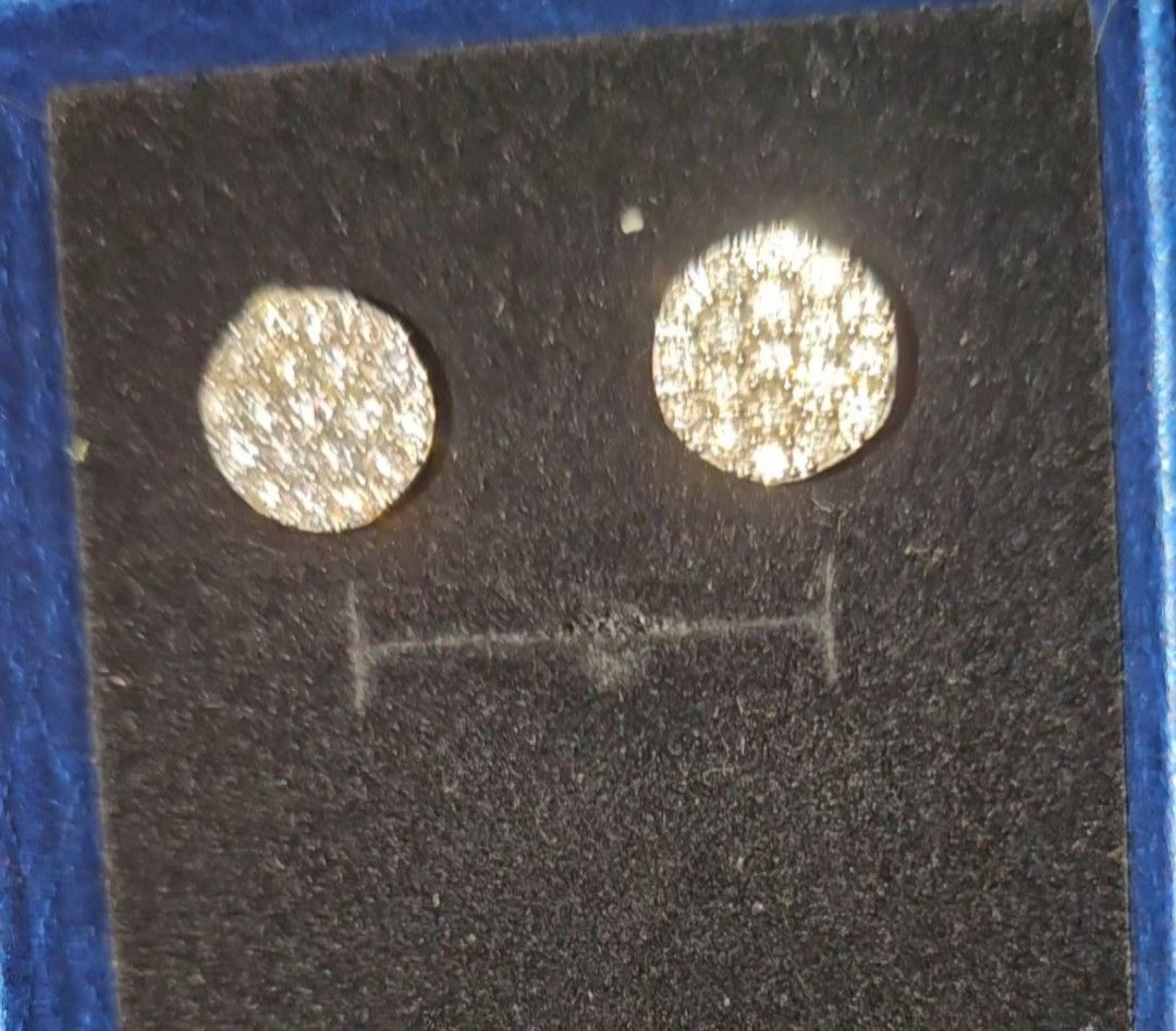 NATURAL DIAMOND 4 CARAT FACE ILLUSION EARRINGS (Category: Earrings) located in Muntinlupa City. Submitted by HHP88 (Listing ID 1340779913, Image 1). Description: Natural Diamonds illusion 5 carat face in 18k white gold high quality diamonds so sparkly white and shiny big stones not only titus see other jewelries listed.