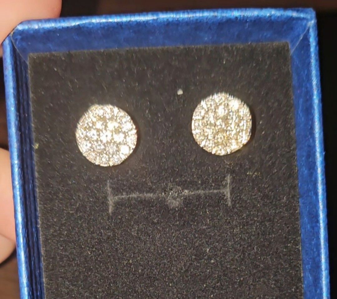 NATURAL DIAMOND 4 CARAT FACE ILLUSION EARRINGS (Category: Earrings) located in Muntinlupa City. Submitted by HHP88 (Listing ID 1340779913, Image 2). Description: Natural Diamonds illusion 5 carat face in 18k white gold high quality diamonds so sparkly white and shiny big stones not only titus see other jewelries listed.