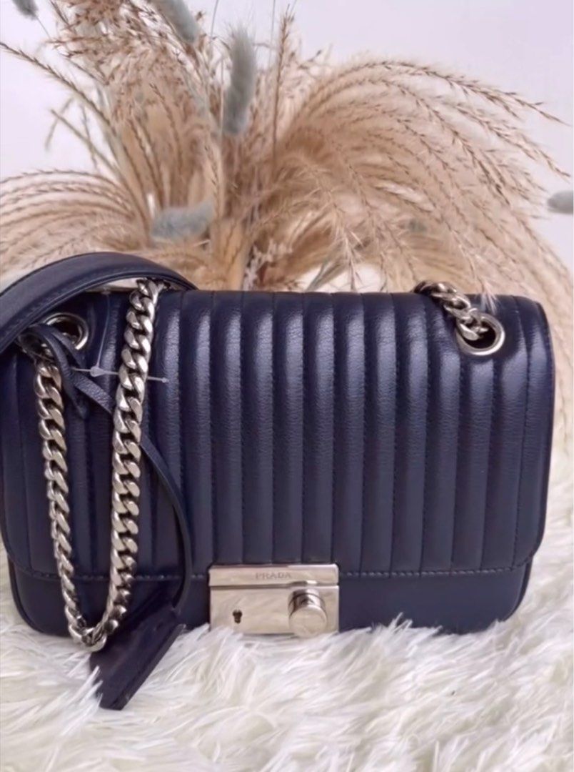 Prada chain sling (Category: Luxury Bags & Wallets) located in Santa Ana. Submitted by astonandariana (Listing ID 1340722969, Image 1). Description: .