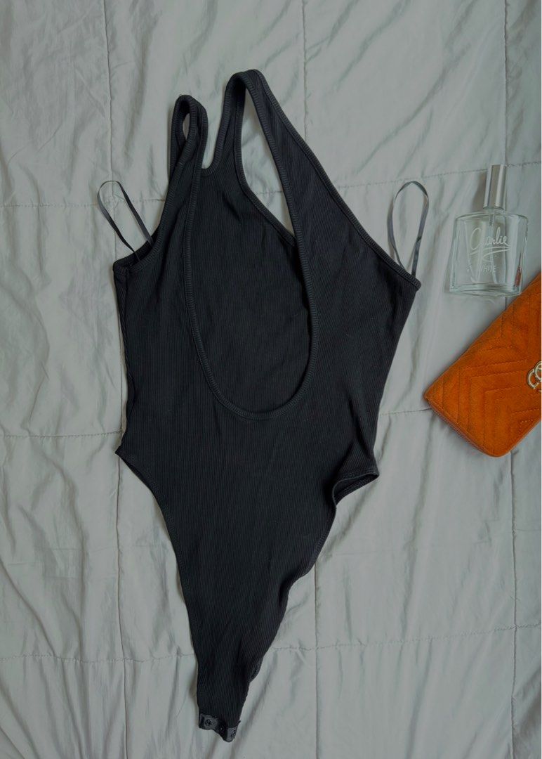 Preloved shoulder cut-out body suit (Category: Bikinis & Swimsuits) located in Manila. Submitted by katyyydeclutters (Listing ID 1340766575, Image 2). Description: - Size S on tag - SF will be shouldered by the buyer Please manage your expectations since I’m selling personal pre-loved items, ty.🫶🏻.