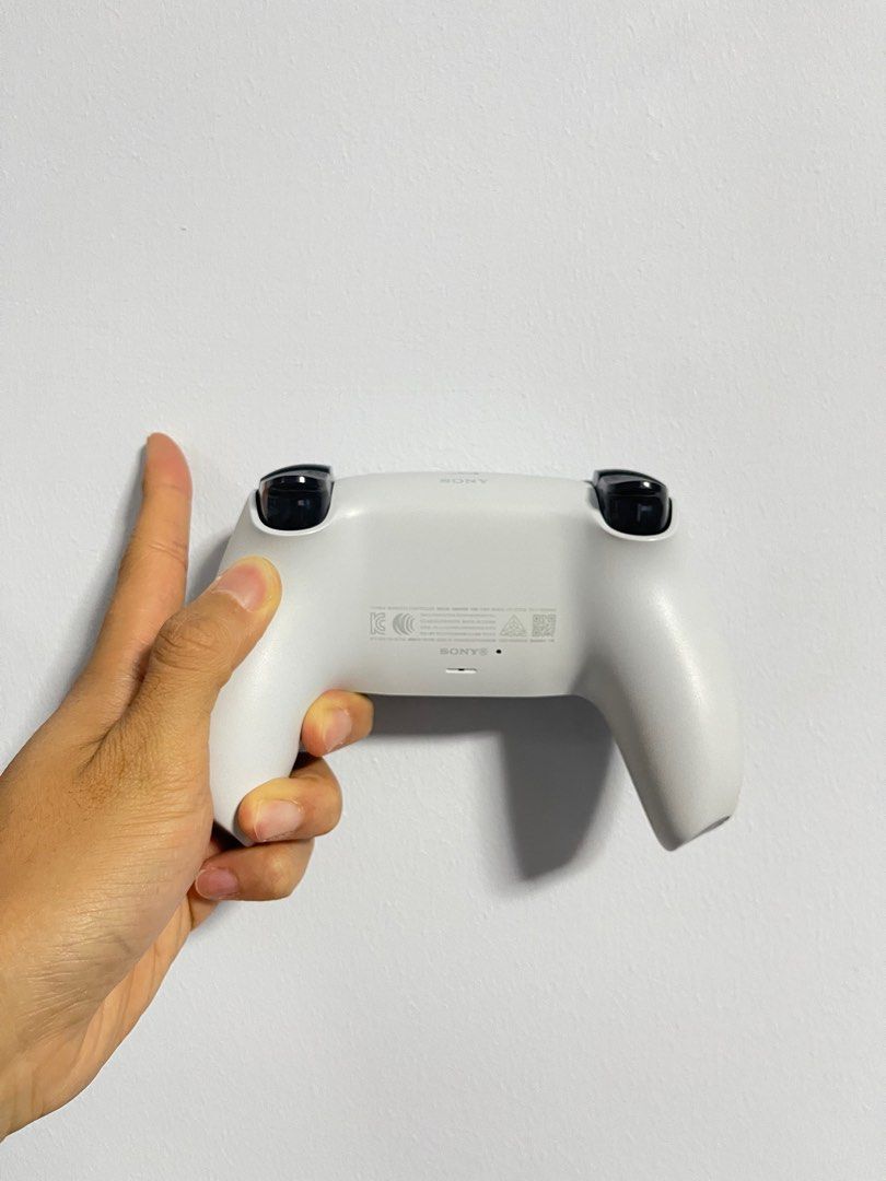 PS5 Controller (Category: Controllers) located in Singapore. Submitted by 6_collect (Listing ID 1340622781, Image 3). Description: 🔥Clean 8.5/10 condition PS5 DualSense Wireless Controller 😭Lightly used as I had 3 controllers, and no friends to play games with🥹🥹🥹 (feel free to ask for more photos!!) .