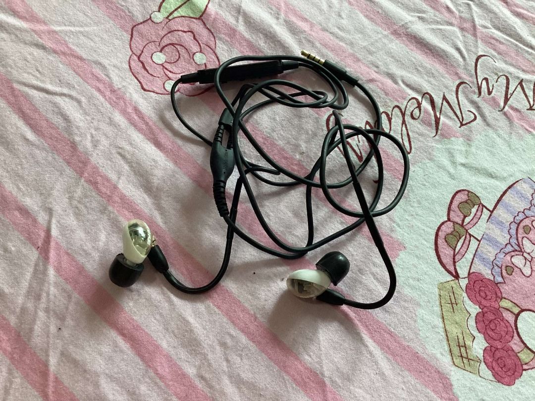 Shure Aonic 4 IEM (Category: Earphones) located in Makati City. Submitted by november2554153 (Listing ID 1340720642, Image 2). Description: original, bought from Audiophile Glorietta, complete.