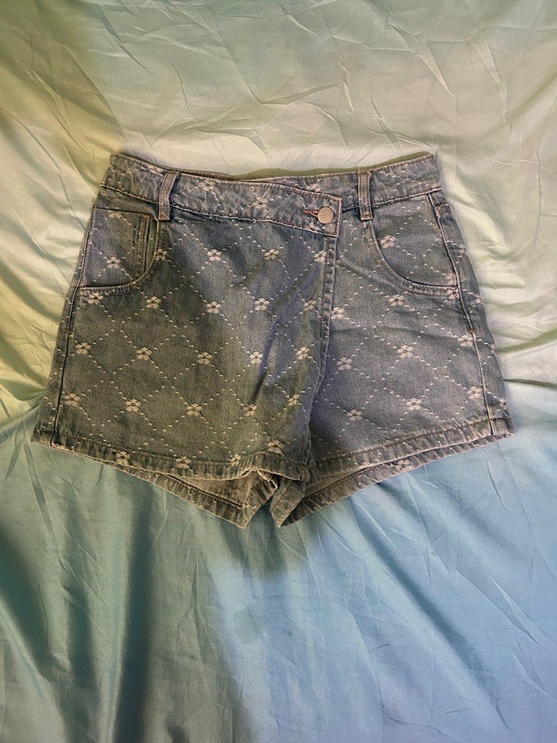 Urban Revivo Denim Skort (Category: Skirts) located in Mandaluyong City. Submitted by ditzycornershopph (Listing ID 1340712459, Image 1). Description: 🧃Last Price Posted 🧃 🤍 Brand: Urban Revivo 🤍 Size: XS, fits 25-26 🤍 Item Location: Fairview, QC 🤍 Courier: GGX, Lalamove, or Grab Express ⭐️ Used twice ⭐️ Fits 25-26 ⭐️ No when worn ✌🏻 Helping tags: Zara, Mango, Stradivarius, Bershka, Pull & Bear 🍓 Price is final. Lowballers will be blocked
