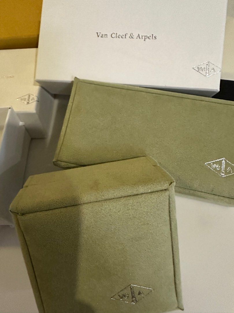 Van cleef & arpels （分類：飾物及配件）位於 Hong Kong。 由 clclcl1111 提交（商品編號 1340861200，圖片 1）。簡介： 頸鍊同手鍊盒 。