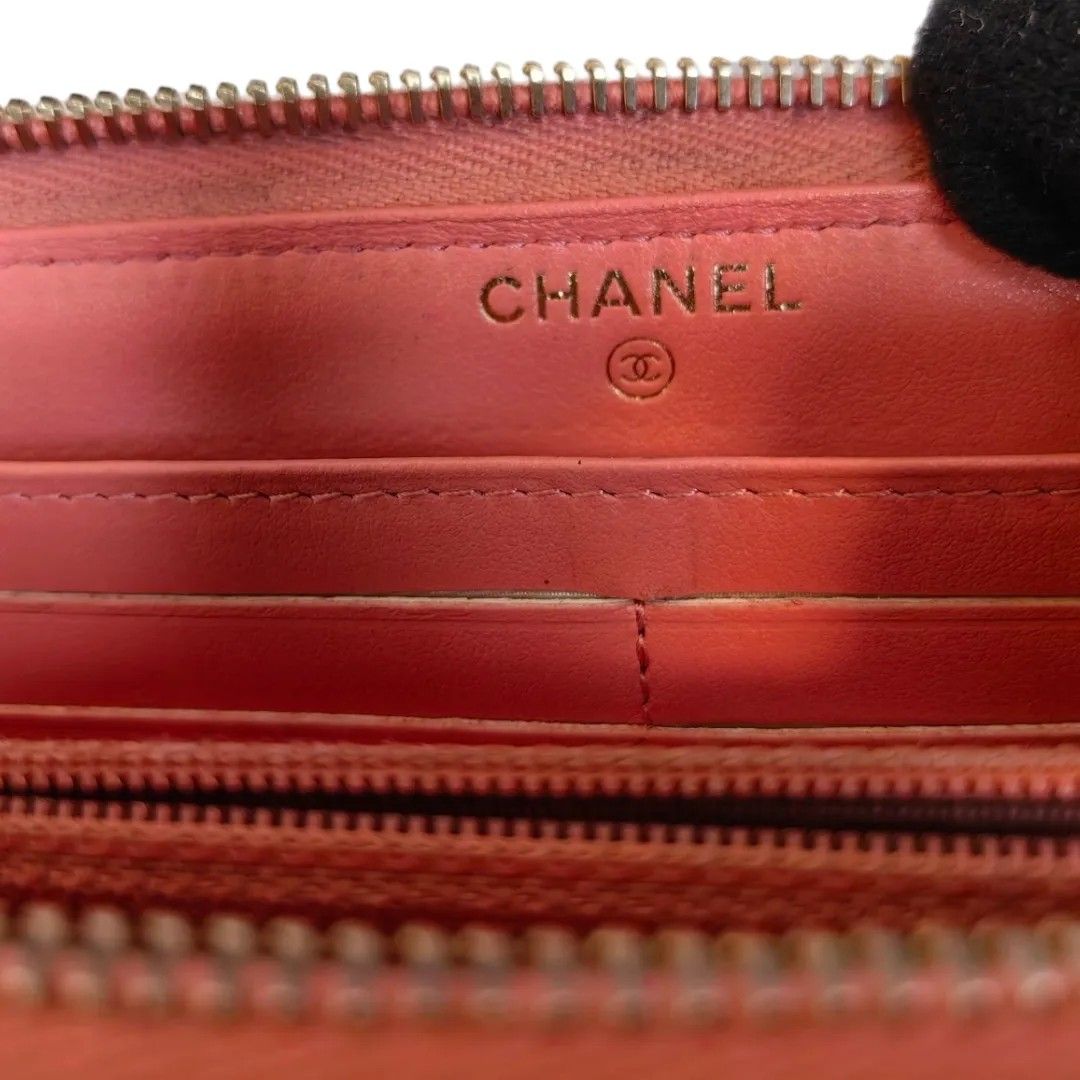 Authentic chanel slim zippy wallet (Category: Luxury Bags & Wallets) located in Quezon City. Submitted by manerarestorationservices (Listing ID 1283586910, Image 3). Description: 🔥🔥🔥17,500Phpp🔥🔥🔥 Money back Guarantee 💯% Guaranteed authentic *Brand: CC Slim Zippy compact wallet --Holo missing-- *Materials: Caviar leather *Color: Salmon Peach *Size: Long *Condition: 8.5/10 -Used * Inclusions: box Open for LAYAWAY 20% down payment 80% payable