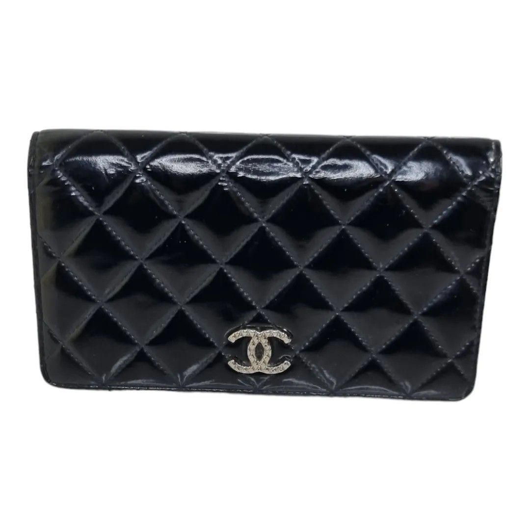 Authentic Chanel wallet bifold (Category: Luxury Bags & Wallets) located in Quezon City. Submitted by manerarestorationservices (Listing ID 1283577890, Image 1). Description: SELLING for only ⚫11,800php⚫ Money back Guarantee 💯% Guaranteed authentic *Brand: CC bifold compact wallet 15s - lost holo- *Materials: patent hard leather *Color: all black *Size: long *Condition: 8/10 never been spa -Used * Inclusions: wallet only Open for LAYAWAY 20% dow